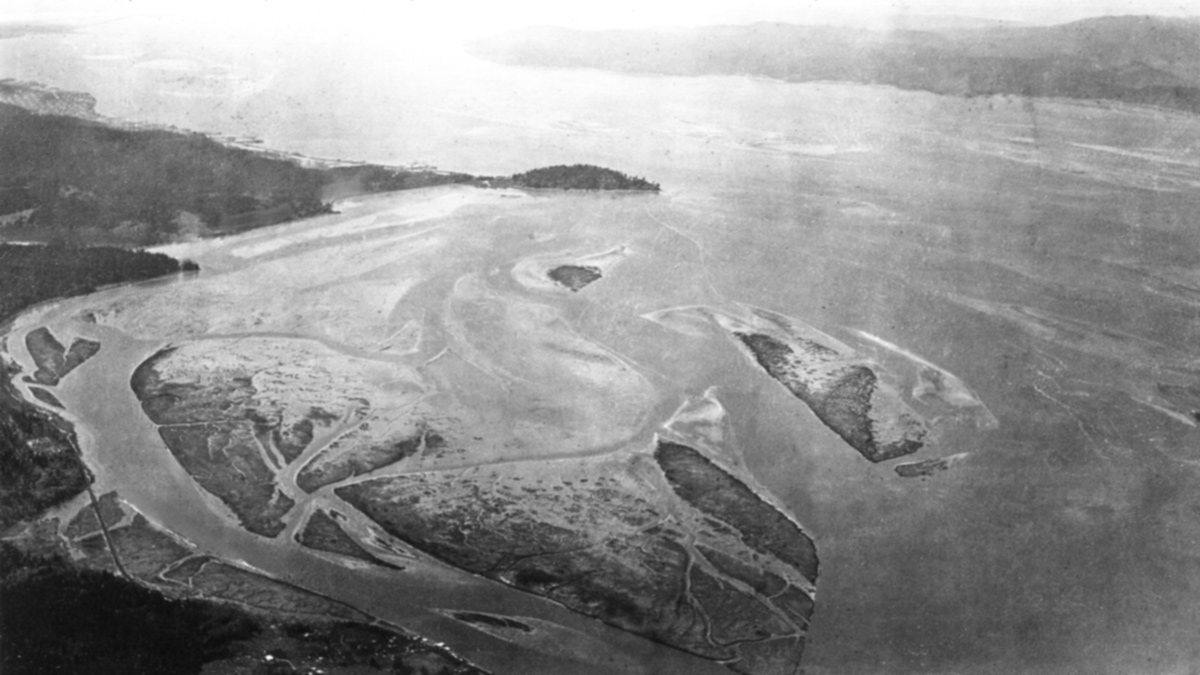 An isthmus with a low narrow place in the middle juts out into the river